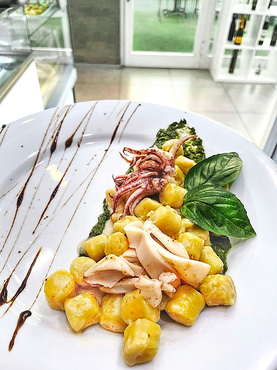 Gnocchi con calamaro al pesto di erbette