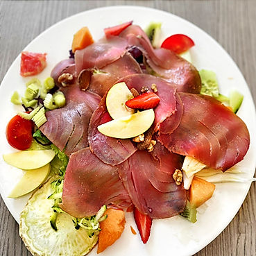 Insalatina alla catalana con frutta e verdurine fresche bio e tonno affumicato