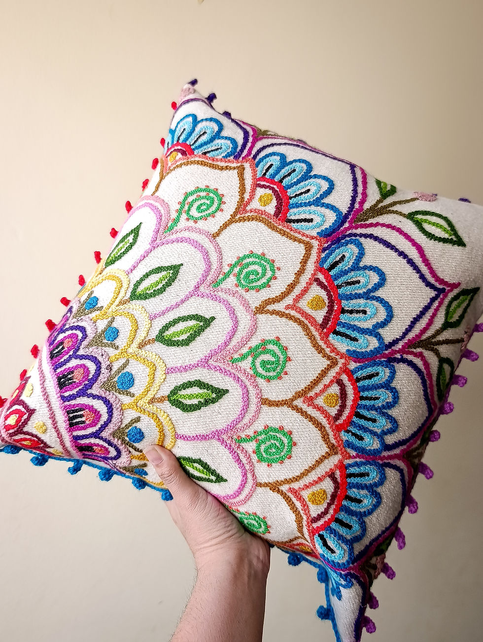 Funda para cojín bordada a mano