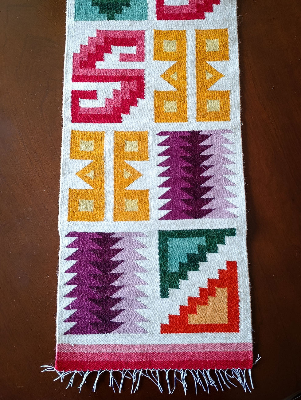 Camino de mesa con tapiz ayacuchano