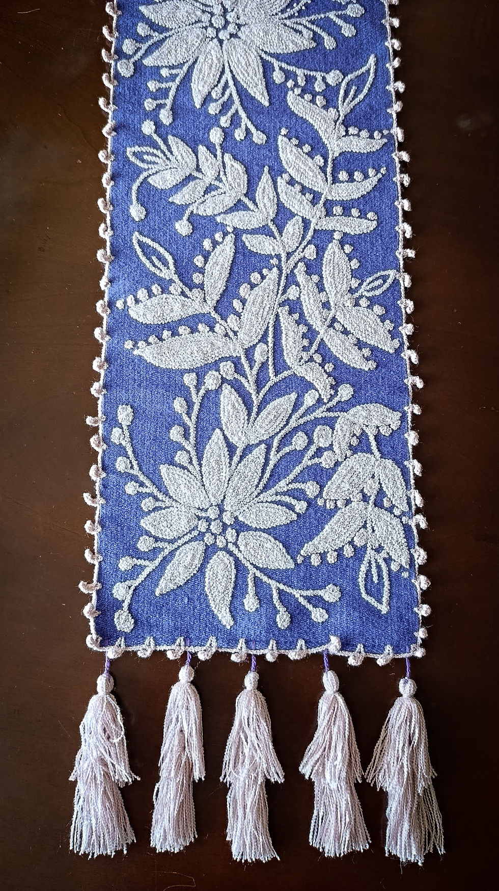 Camino de mesa bordado a mano