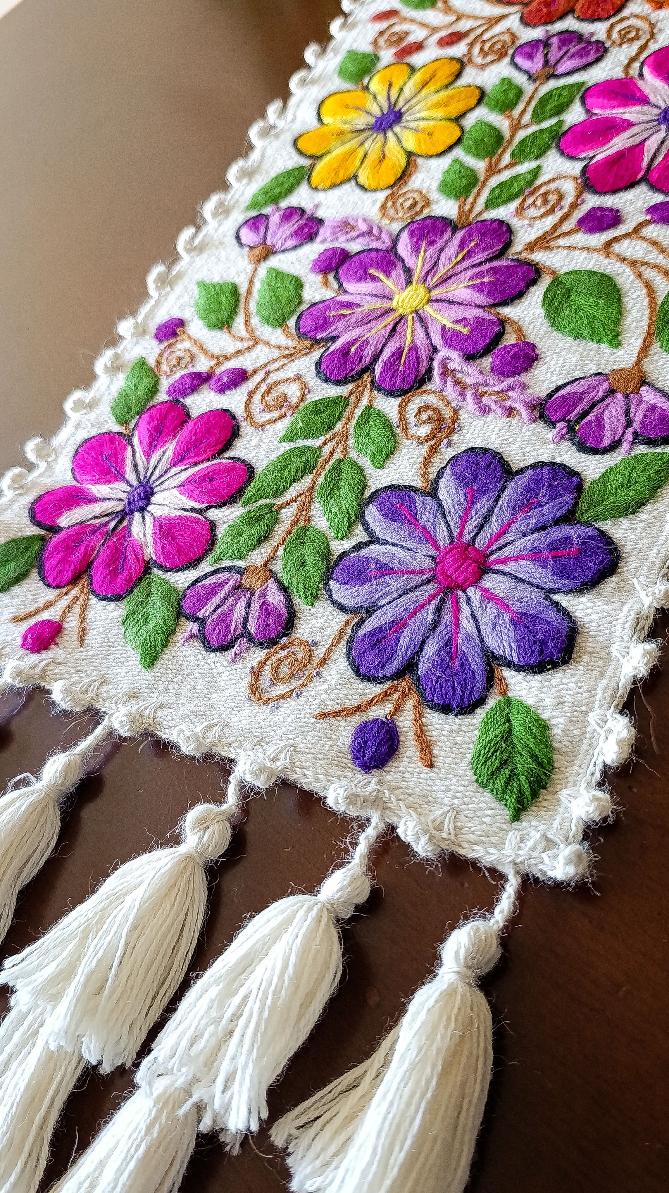 Camino de mesa bordado a mano