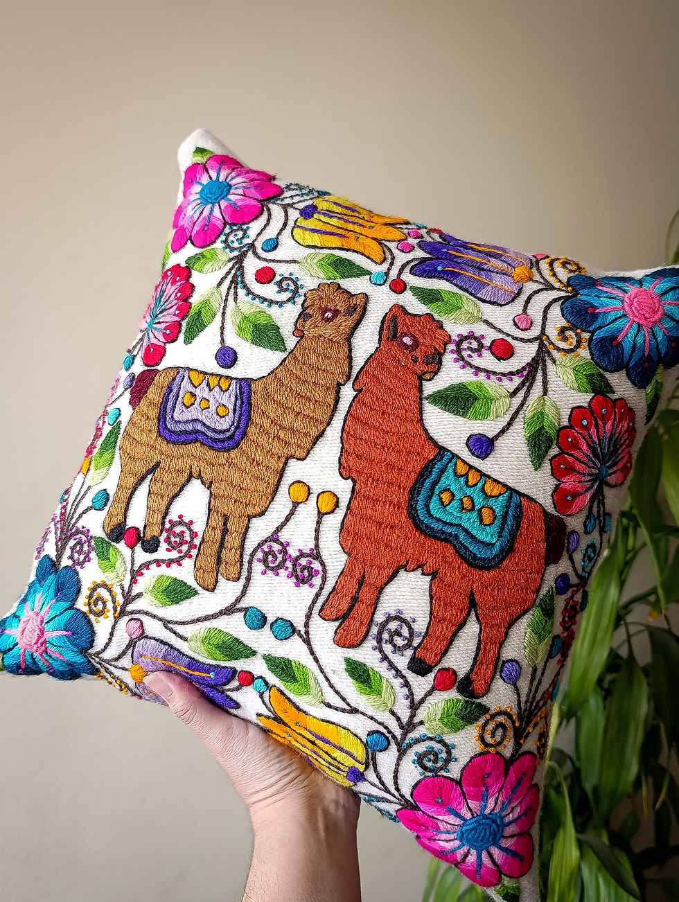 Funda para cojín bordada a mano