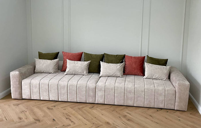 Imagine cu o canapea extensibilă Savoy într-o configurație extinsă, oferind un spațiu generos pentru odihnă și relaxare.