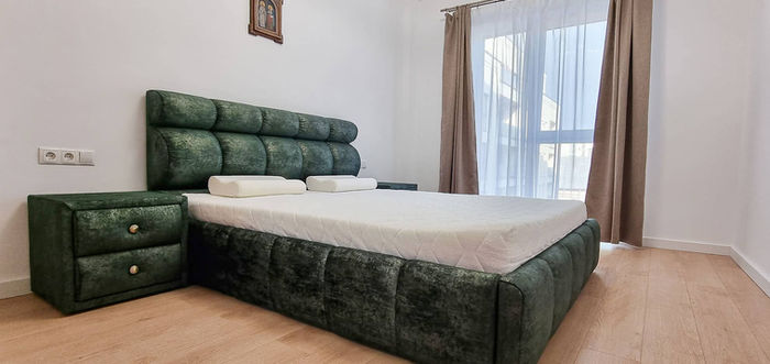 imagine cu un pat de dormitor tapițat Elephant cu noptiere tapițate și somieră rabatabilă
