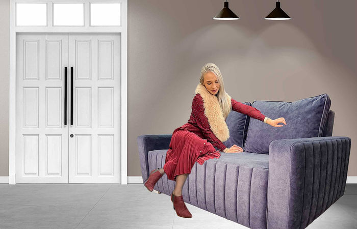 Imagine cu o canapea Small într-un dormitor mic, oferind posibilitatea de a transforma rapid spațiul într-un pat pentru odihnă.