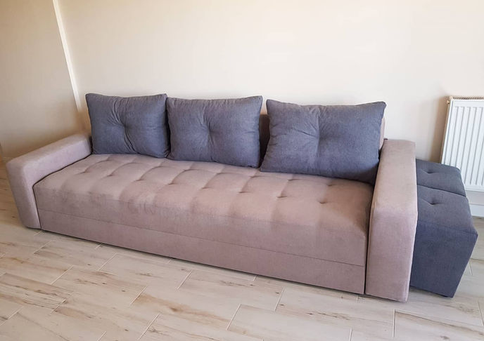 Imagine cu canapeaua extensibilă Button într-o cameră de oaspeți, oferind un pat confortabil și o soluție practică pentru primirea musafirilor.
