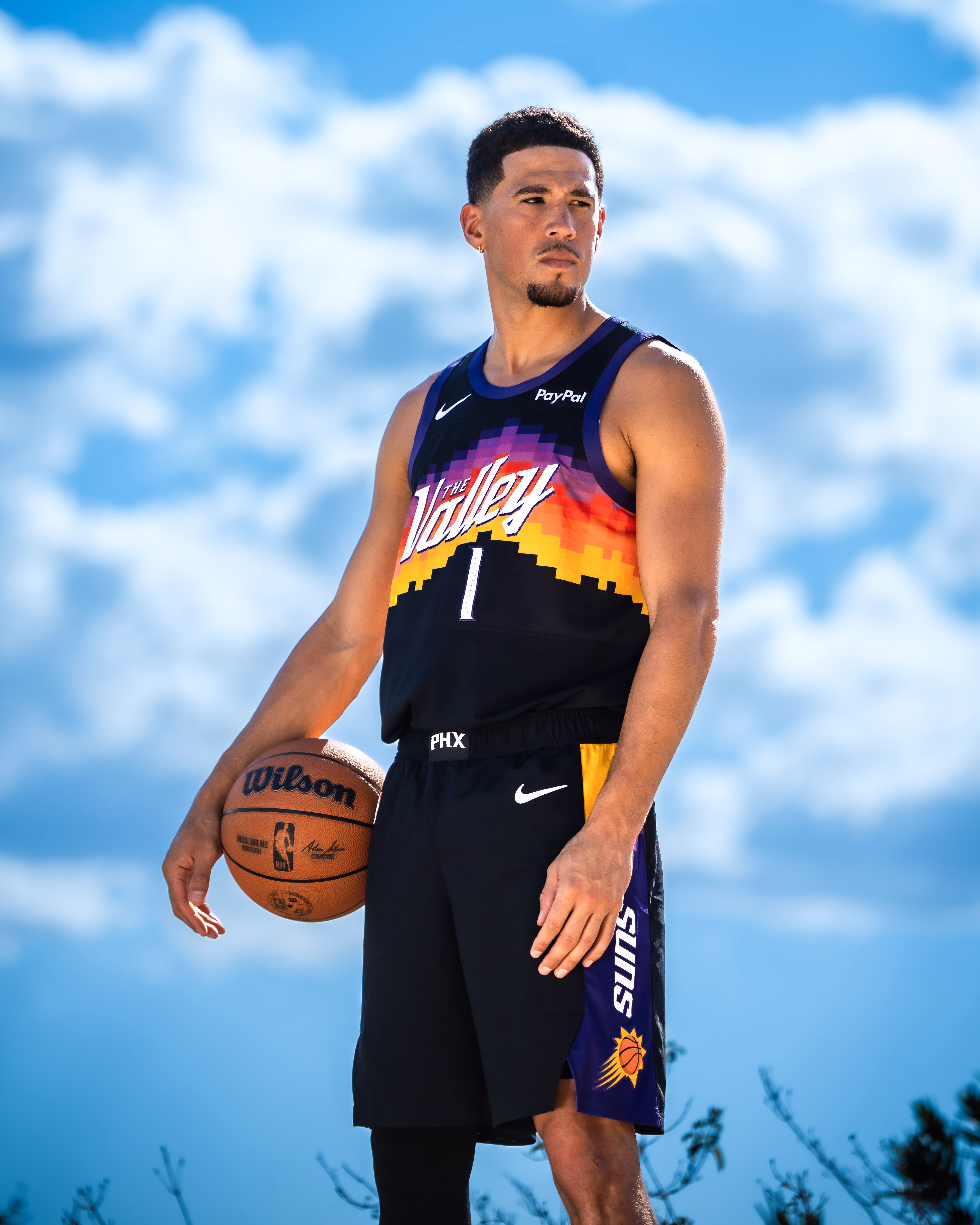O Devin Booker παρουσιάζει την "Valley" φανέλα των Phoenix Suns το 2025. / nba.com