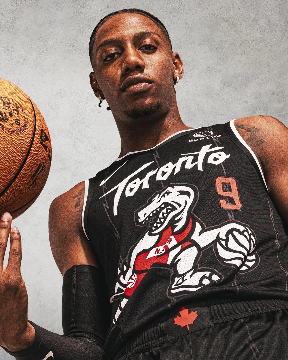 O RJ Barrett παρουσιάζει την retro φανέλα των Toronto Raptors το 2025. / Toronto Raptors