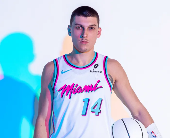 O Tyler Herro με την "Miami Vice" φανέλα της Heat το 2025. / Miami Heat