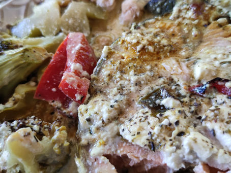 Almoços cetogénicos para toda a família: Salmão no tabuleiro 