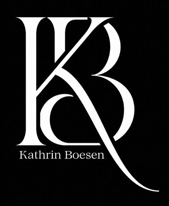 Weißes Kathrin Boesen Logo auf schwarzen Hintergrund