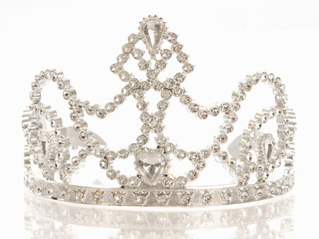 Queen's please wait on your King!