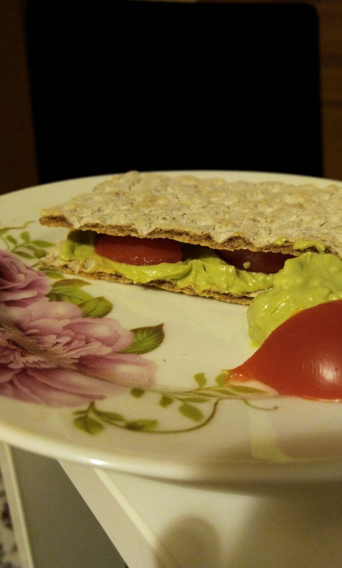 Besleyici Bir Ara Öğün: Avokado Soslu Wasa