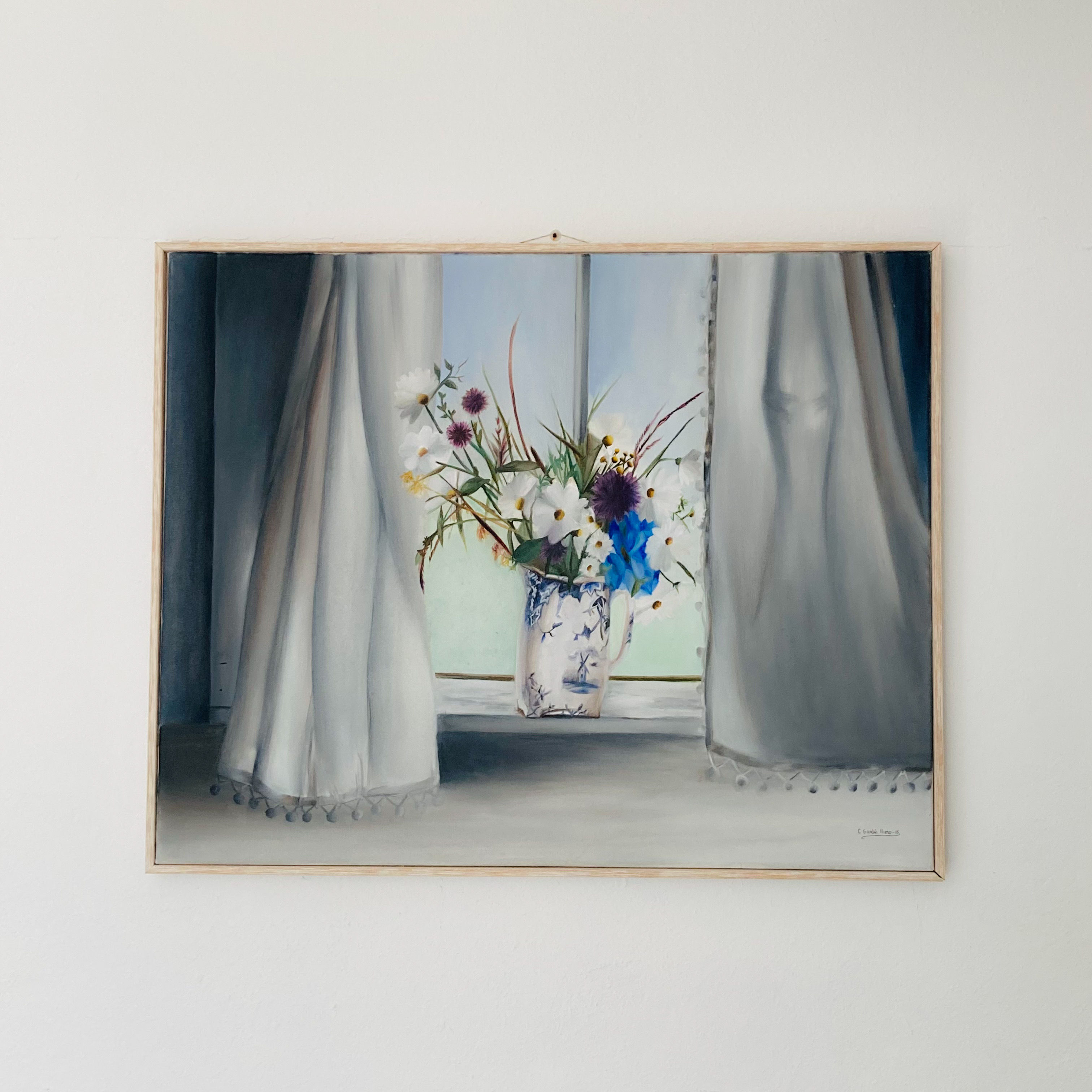 Jarrón de flores en la ventana