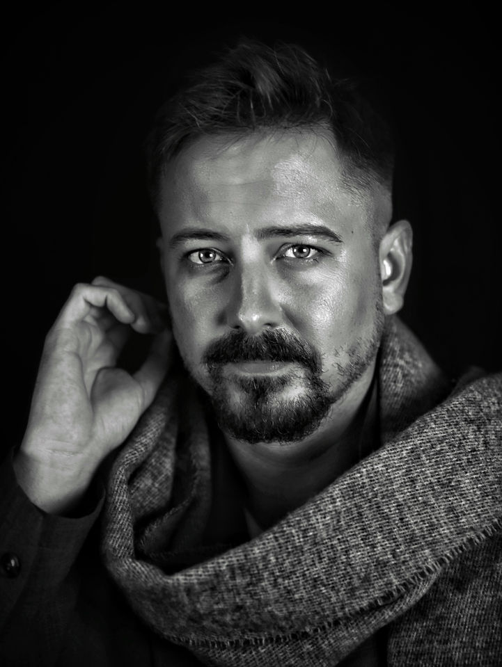 Portrait von Kevin Mike Minder in schwarz weiss.