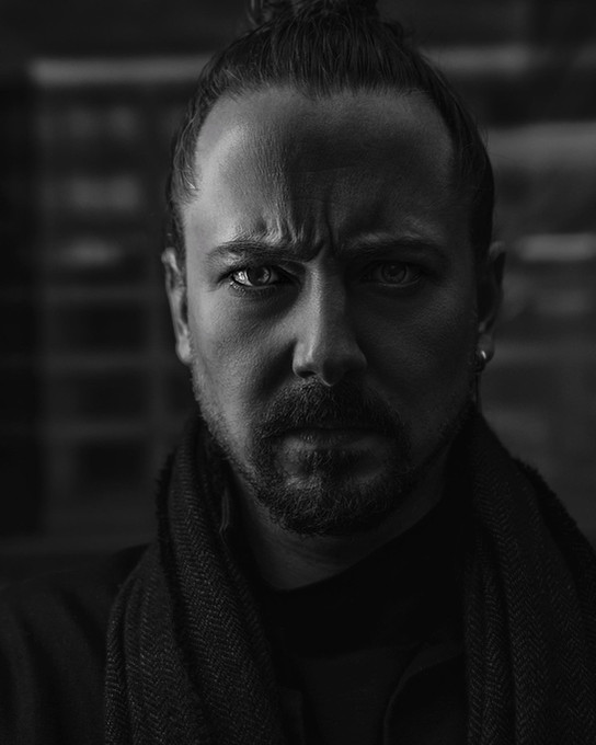 Ernster Gesichtsausdruck Kevin Mike Minder 