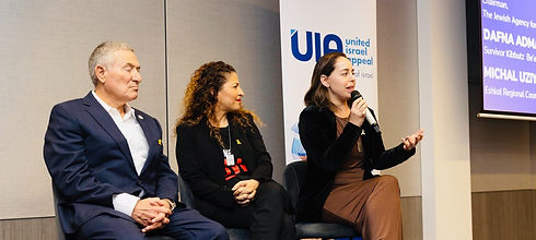 Dafna Admati In a Discussion Circle