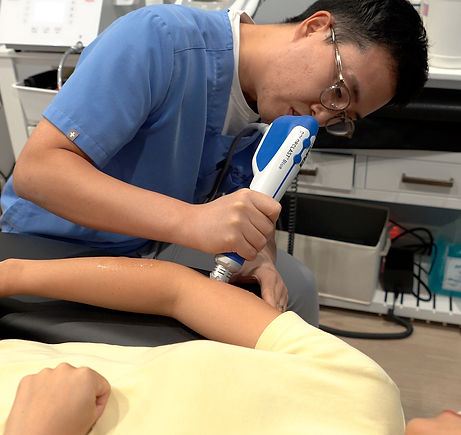 Dr. Peter Yi providing EMS DolorClast radial shockwave therapy for tennis elbow and outer elbow pain