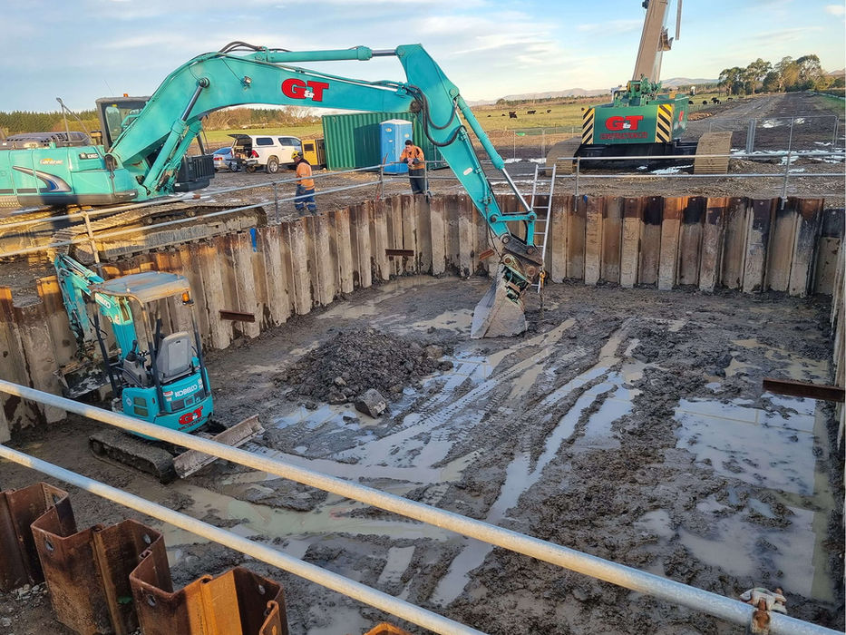 Kobalco SK210 + SK17SR Excavator + Mantis Crane