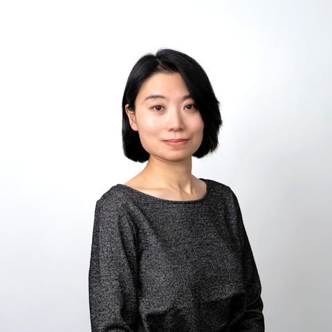 理学療法士。短期大学講師として理学療法士の養成・教育にも従事。厚生労働省など行政機関での活動もあり。