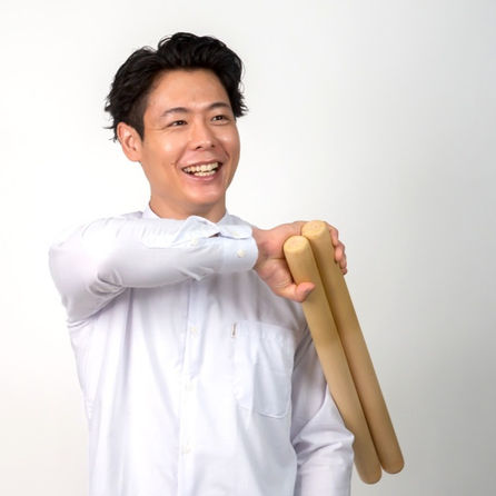 世界的に活躍する太鼓奏者。世界各国で長期ツアーも行い、累計1000本以上の劇場公演を経験。