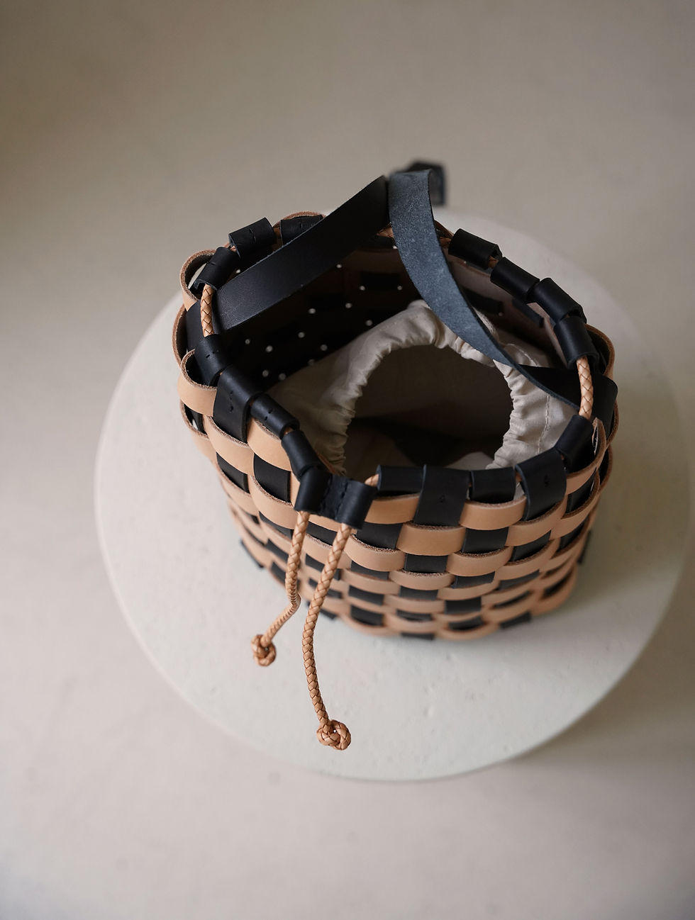 섬네일: Fia Woven Bag - Black & Natural