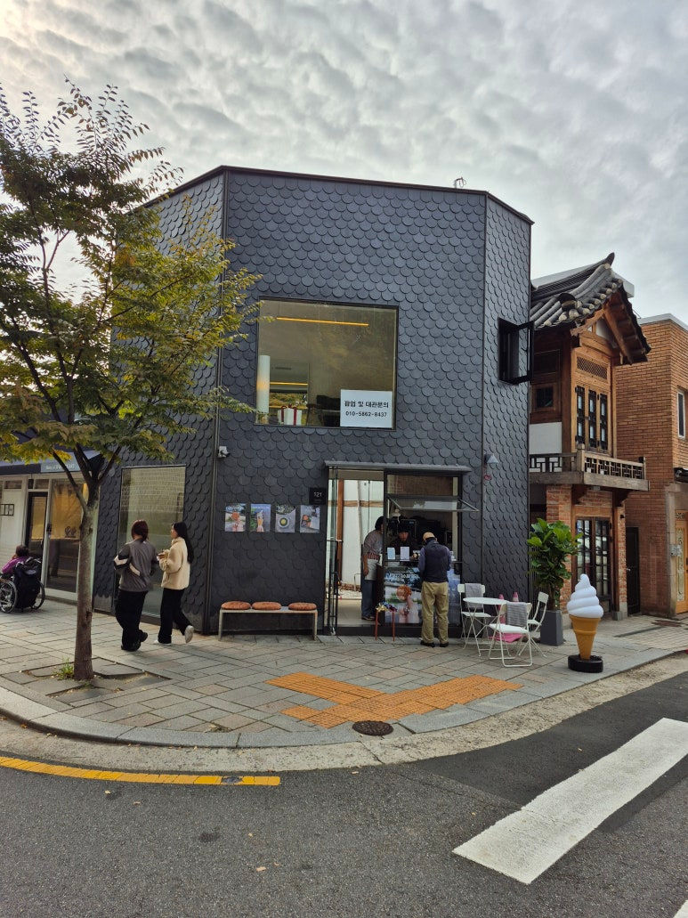 [2025-9] 서울 권농동 OO까페 벽 [출처] [2025-9] 서울 권농동 OO까페 벽