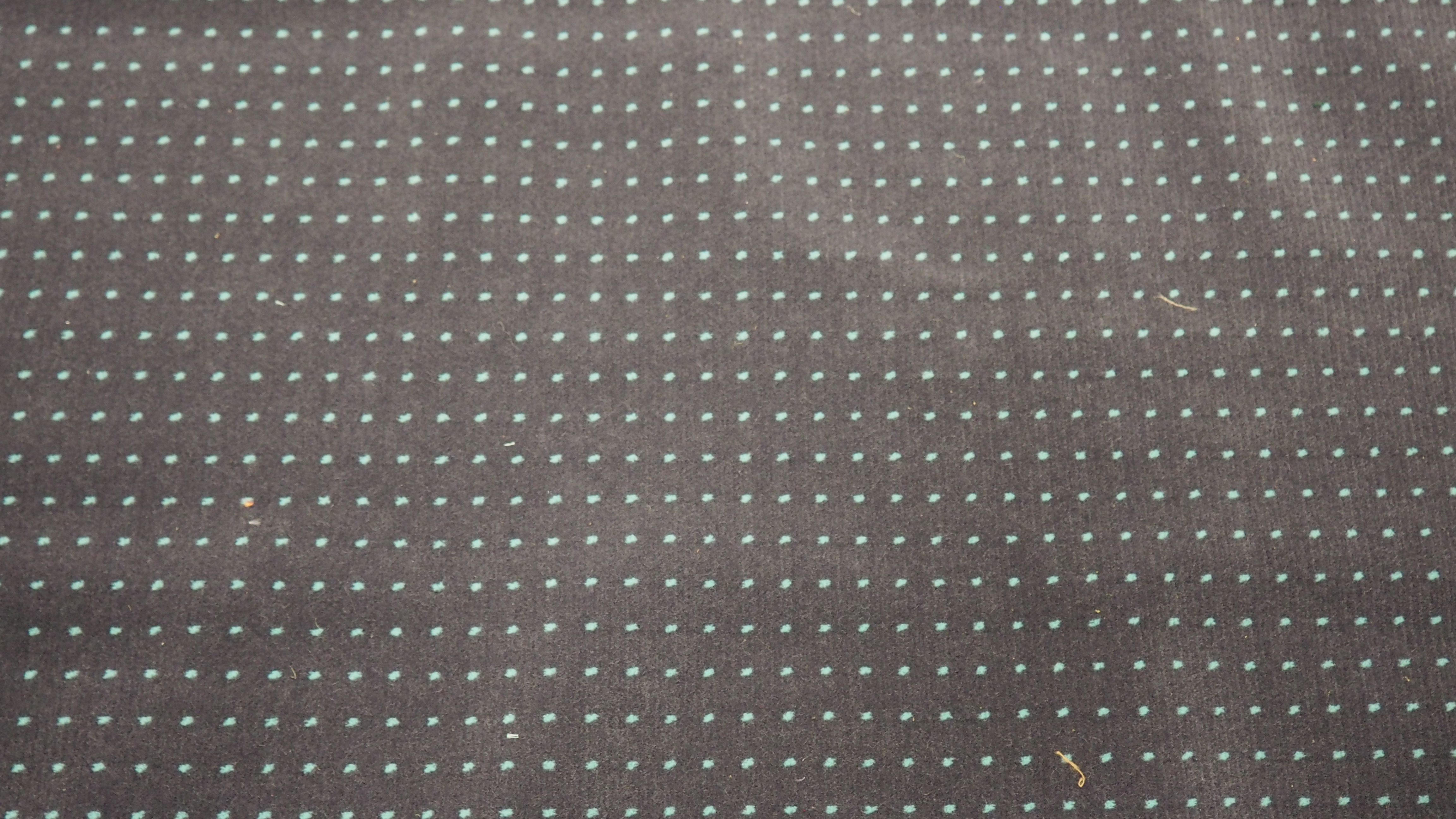 Velours mit Pünktchenmuster