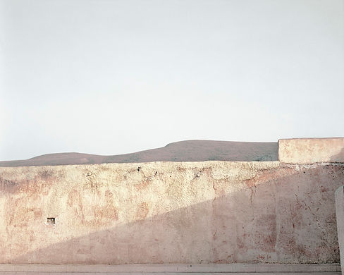 Sur les traces, Dans le Ksar (vieille ville) Bou Saada, Algérie 2012. 38cm x 45cm ©Farida Hamak Exposition Artiste galerie d’art contemporain Lyon Croix-Rousse Regard Sud