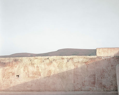 Sur les traces, Dans le Ksar (vieille ville) Bou Saada, Algérie 2012. 38cm x 45cm ©Farida Hamak Exposition Artiste galerie d’art contemporain Lyon Croix-Rousse Regard Sud