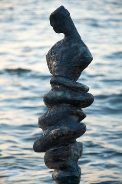 SchwarzeFigurImWasserWEB.jpg