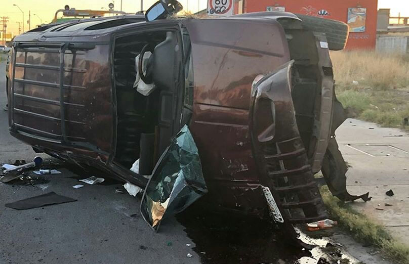 Ebrio protagoniza aparatosa volcadura al sur