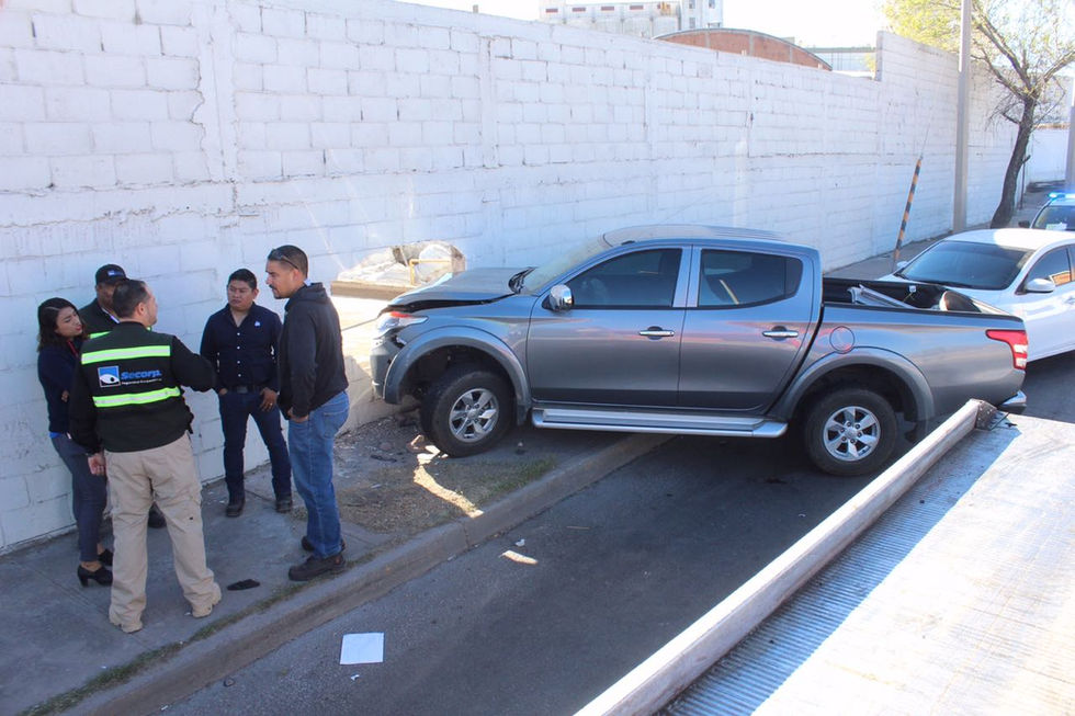 VIDEO: Derrapa camioneta en la Teófilo Borunda y se impacta contra una barda de Copamex