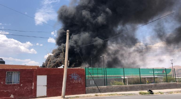 Reporta Bomberos solo daños materiales en incendio de recicladora