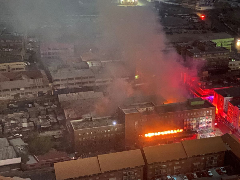Mueren 73 personas al incendiarse un edificio en Sudáfrica
