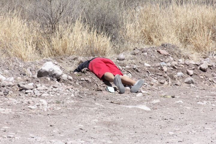 Localizan un ejecutado en la carretera a Juárez