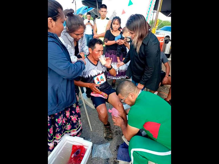 Con tenis rotos corredor Rarámuri gana Ultra Maratón