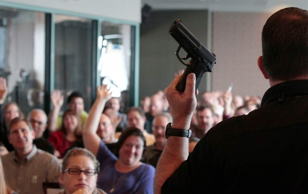 Maestros texanos exigen tener un arma en el salón de clases