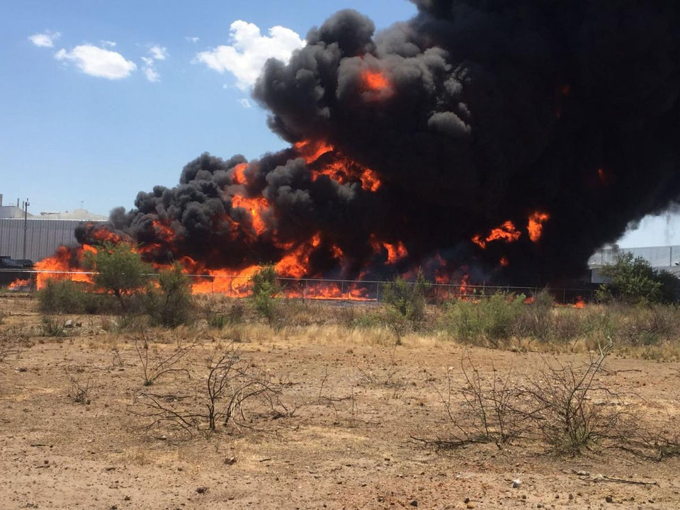 Voraz incendio continúa consumiendo fábrica de plásticos en la Central de Abastos