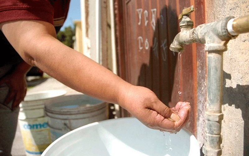 Constructora deja 47 Colonia sin servicio de agua potable