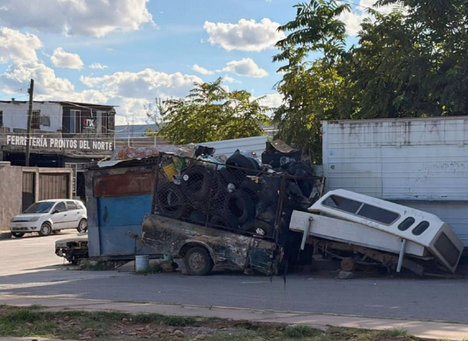 Muere hombre en cabina de trailer