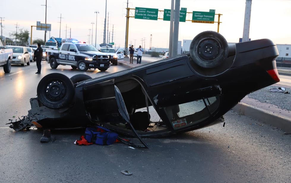 Dos lesionados tras aparatosa volcadura en Juárez