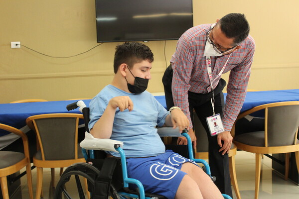 Dona DIF Estatal 4 sillas de ruedas y atención médica a beneficiarios