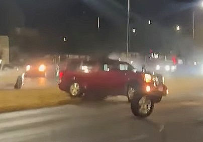 🎥 Choca durante arrancones clandestinos en Plaza Sendero; llega Vialidad y decomisa vehículos