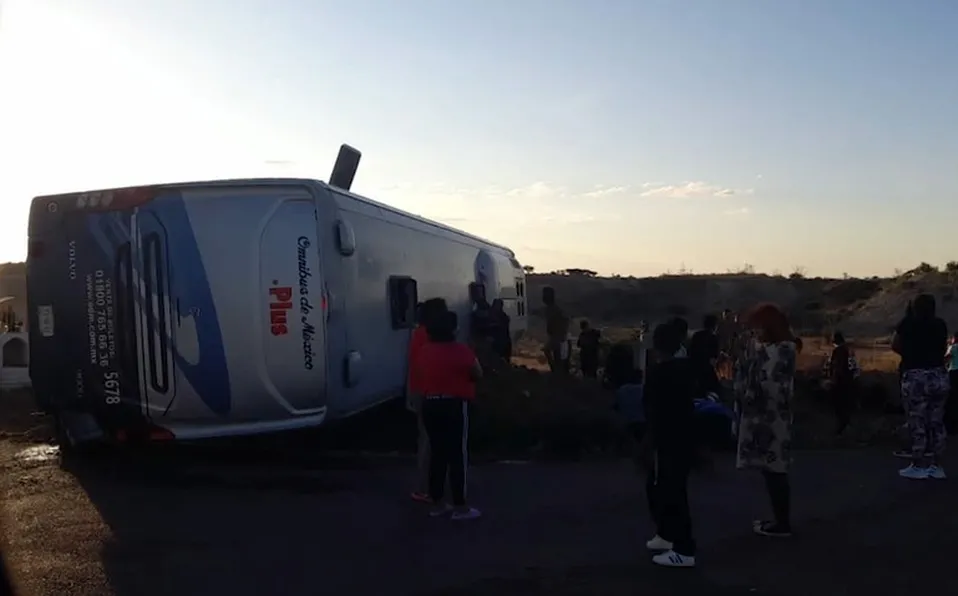 Vuelca autobús con chihuahuenses en Zacatecas; hay 5 muertos
