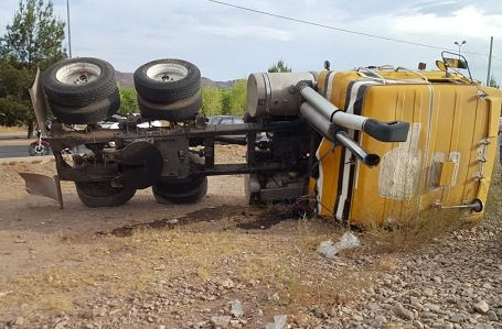 Dos camiones de carga chocan en la Vialidad Sacramento y provocan volcadura