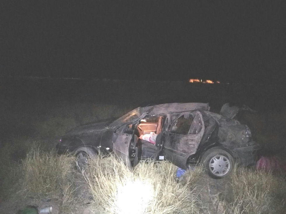 Abandonan vehículo volcado en la carretera Gómez Palacio a Jiménez