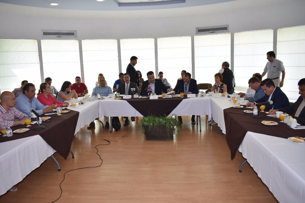 Reciben legisladores al Secretario de Hacienda del Estado