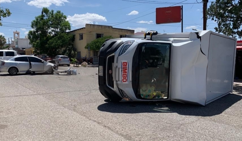 Vuelca camión de Bimbo en la Colonia Rosario